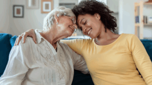 Mãe idosa abraçando a filha.
